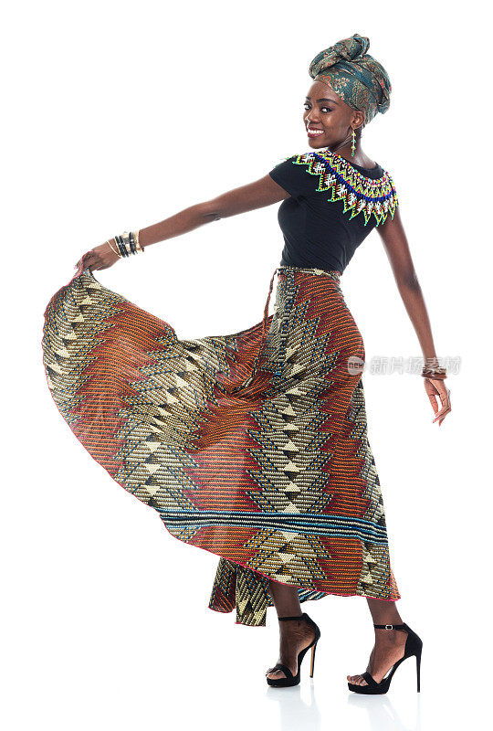 全身/后视图20-29岁非洲裔/非洲裔年轻女性/女性跳舞/运动戴头巾/服装/传统服装